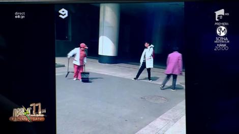 Smiley News. Angajatul de la salubritate care trebuie să prindă o hârtie