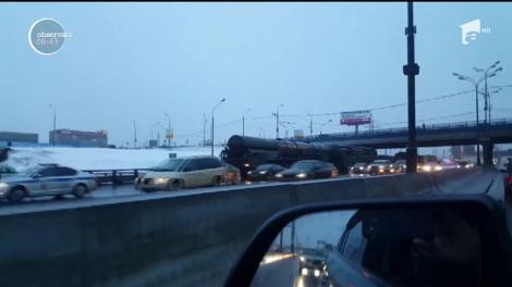 Imagini incredibile surprinse în apropierea Moscovei. Şoferii au devenit colegi de suferinţă în traficul infernal cu un convoi militar care transporta două rachete intercontinentale