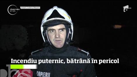 A fost o noapte de foc pentru pompierii nemţeni care au fost nevoiţi să intervină la un incendiu puternic izbucnit la o gospodărie dintr-o comună