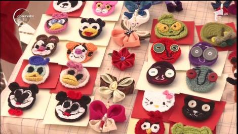 În pieţe sau la târguri special amenajate, românii caută cele mai ingenioase accesorii pe care să le dăruiască de 1 Martie