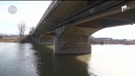 Zeci de poduri din România au nevoie urgentă de reparaţii, pentru că au ajuns să aibă fisuri în elementele de rezistenţă