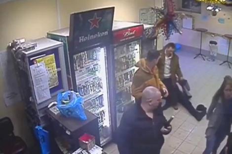 Video. Bărbat bătut de o vânzătoare într-un bar! Agresorul își lovise un amic de pahar cu capul de frigider!