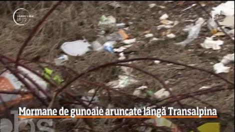 Frumuseţea celui mai spectaculos drum din România e umbrită de tonele de gunoaie care zac de-a lungul său