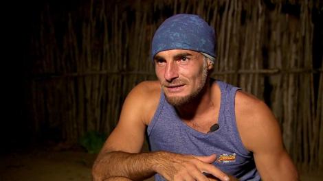 Scene incredibile la "Ultimul Trib". Silviu Geandră s-a urcat într-un copac după un mango, dar a rămas blocat