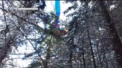 Aterizare forţată pentru un parapantist, în Poiana Braşov. A rămas agăţat, la 10 metri deasupra pământului
