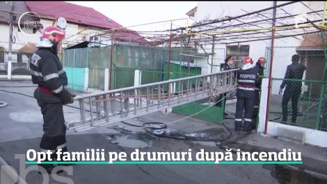 Opt familii au rămas pe drumuri după incendiul violent care a cuprins o vilă din Iaşi