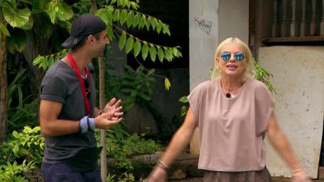 Concurenții din Asia Express trebuie să reproducă o rețetă de întărire a părului. CRBL și Oase sunt pictați pe față