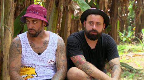 CRBL și Oase își fac autoevaluarea, iar apoi pornesc în pași de dans: ”Cu siguranță nu există o altă echipă mai proastă ca noi! Hai, hi! Hai, ho!, suntem gagii mișto; Și transpirați și ne ***!”