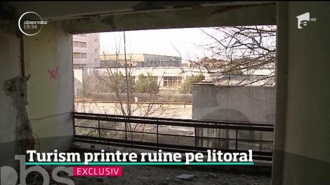 Zeci de hoteluri de pe litoral sunt măcinate de vreme şi au devenit un pericol pentru trecători