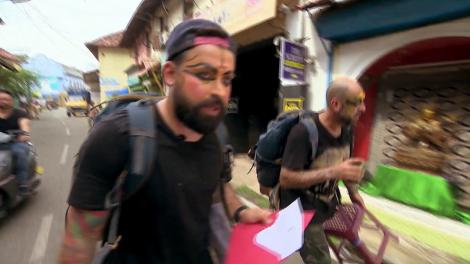 S-au încins spiritele. Vedetele din Asia Express fac masaj pe gratis, în mijlocul străzii!