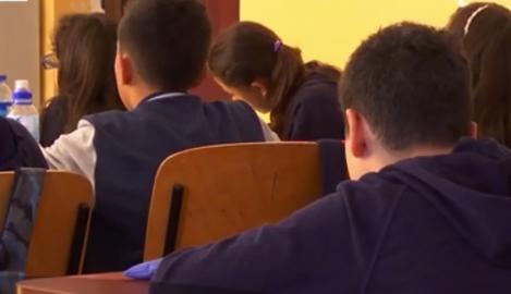 Părinții copilului corectat eronat de învățător fac acuzații grave: Bărbatul inventează greșeli pentru că nu ar fi primit cadou de la elev