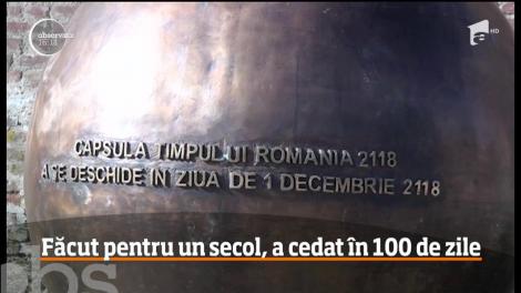 Soclul Capsulei Timpului, monumentul din Alba Iulia, a început să se fărâmiţeze, chiar dacă ar fi trebuit să reziste 100 de ani