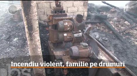 Incendiu violent la Slănic Moldova! O familie a rămas pe drumuri, focul le-a distrus casa