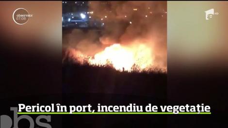 A fost pericol în apropierea Portului Constanţa, unde a izbucnit un incendiu de vegetaţie