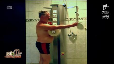 Smiley News. Inventivitatea leneşului nu are margini. Un bărbat și-a construit o mașină de spălat oameni