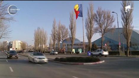 Edilii din Constanţa au reuşit să dea aproape 300 de mii de lei pe ceea ce a devenit "cel mai scump tricolor din ţară"