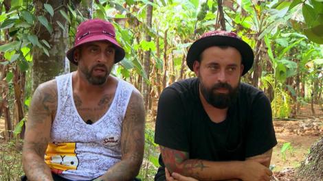 Cel mai amuzant moment! CRBL și Oase se demachiază: „Ia uită-te la mine! Ai doar peste tot machiaj”