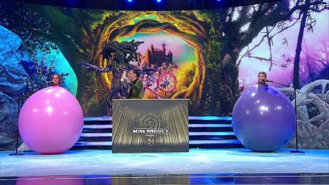 Masca Străjerul Copac, lupta pentru indicii. Alina Eremia și Diana Munteanu sunt îmbrăcate cu balon uriaș