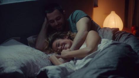Alex și Sonia, moment romantic în pat, la miezul nopții
