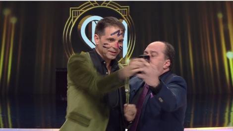 Dan Negru a fost păcălit Romică Țociu. Iată cum a fost pictat pe față prezentatorul emisiunii Scena Misterelor