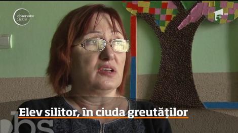 Un elev din Ploieşti demonstrează în fiecare zi că viaţa bate într-adevăr filmul. Chiar dacă trăieşte în condiţii extrem de modeste, alături de bunică, băiatul reuşeşte să fie un elev silitor