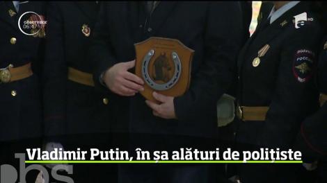 Vladimir Putin a fost filmat, din nou, călare, de această dată escortat de mai multe poliţiste, pe care a ţinut să le felicite personal de Ziua Femeii