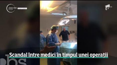 Un medic din Craiova este protagonistul unui scandal-monstru în spital. Bărbatul a intrat îmbrăcat de stradă peste un pacient care era operat