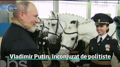 Vladimir Putin, înconjurat de polițiste de Ziua Femeii