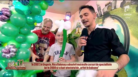 Cum să faci o floare din două baloane. Nicu Balonaș, demonstrație în direct:  "Am umflat milioane de baloane"