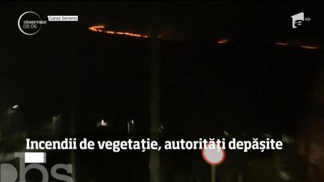 Vegetaţia s-a aprins în mai multe localităţi din ţară. Sute de hectare de păşune au luat foc, iar flăcările ameninţă gospodăriile din apropiere
