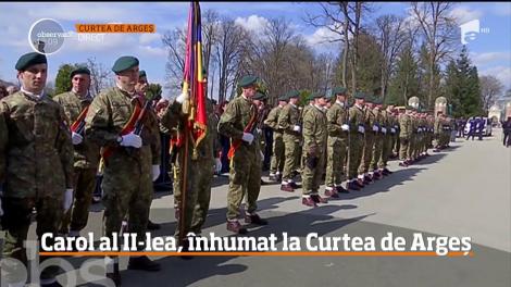 Sicriul cu rămăşiţele pământeşti ale Regelui Carol al II-lea, înhumat alături de cel al Regelui Mihai, în Noua Catedrală Arhiepiscopală şi Regală