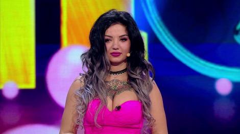 Criză de râs la iUmor! Ella Stoleriu, extrem de sexy îmbrăcată, face glume pe seama celor care stau pe Facebook. Bendeac: Să aplaude cei care și-ar dori să se simtă în pielea ta