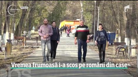 Un tânăr şi-a făcut curaj şi a testat apa de la malul mării. Deşi avea doar 8 grade, a rezistat cu brio la prima baie în mare din acest an