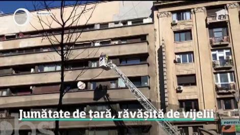 Vântul puternic a făcut ravagii în mai multe regiuni! Jumătate de ţară, sub cod de vijelii! Cât mai ține vremea rea