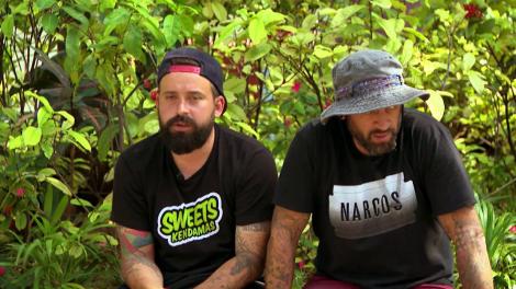 CRBL și Oase mănâncă din pungă în camera de hotel: Ce picant e, Bobiță! Nu pot să vorbesc!