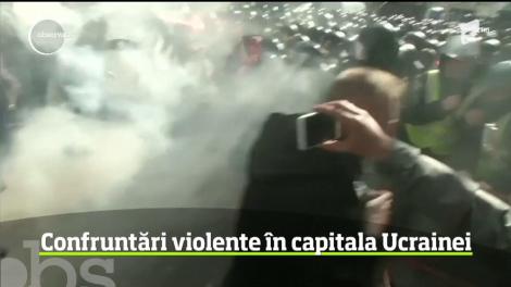 Confruntări violente în capitala Ucrainei. Sute de militanţi ai unui partid naţionalist sunt împotriva şefului statului, Petro Poroşenko