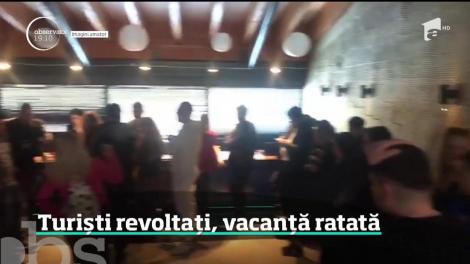 Scandal la recepția unui hotel de patru stele din Predeal! Câțiva turiști s-au plâns că aşteaptă prea mult să fie cazaţi