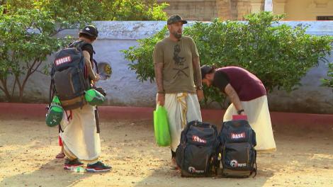 CRBL și Oase au primit pedeapsă de la Șerban și George: Trebuie să purtați niște papuci speciali până vă găsiți cazare