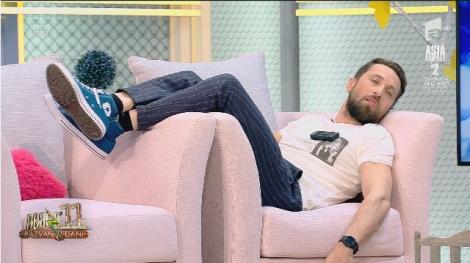 Cu picioarele în sus și telecomanda pe piept. Dani Oțil analizează lenea care îl chinuie în fiecare zi: Cam așa se termină motivația mea