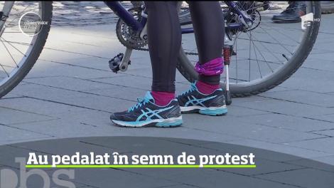 Au pedalat în semn de protest