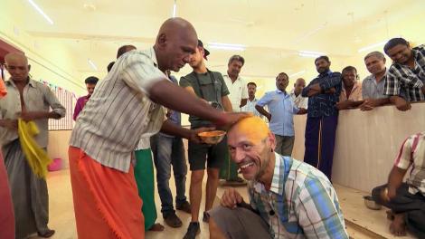 A venit şi rândul lui Vintilă să se radă în cap: Mi-am dat părul zeilor cu bucurie