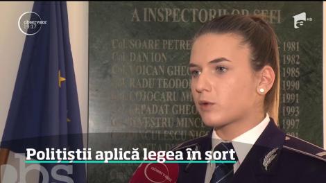 Un poliţist din România, filmat în timp ce aplica legea îmbrăcat în şort şi în bluză de trening - Video