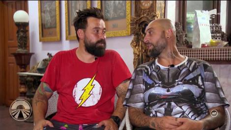 O nouă misiune pentru concurenţi! Trebuie să calce hainele localnicilor pe nişte staţii mobile!