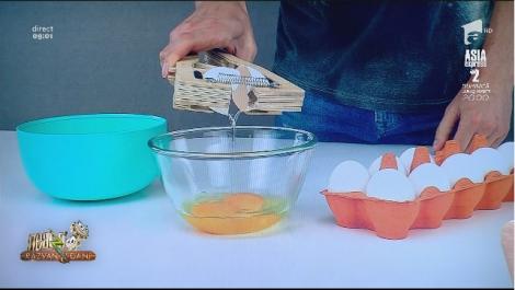 Ai greșit mereu! Cum se sparge corect un ou! Metoda te va face să râzi cu lacrimi (VIDEO)