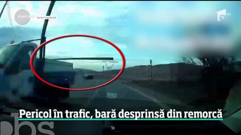 Momente de groază la volan! Un bărbat şi-a văzut moartea cu ochii, după ce maşina în care se afla a fost izbită în mers de ţevile pe care le transporta un alt şofer