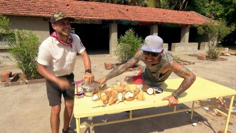 La a doua misiune concurenţii trebuie să spargă 50 de nuci de cocos lovindu-le de o piatră! Ana Morodan: Îmi imaginez că ăsta e capul lui Copoţ!