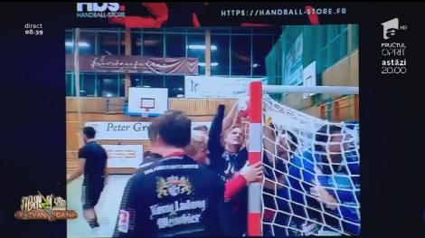 Smiley News. Moment unic la un meci de handbal. Mingea s-a înțepenit  fix în vinclul porții!