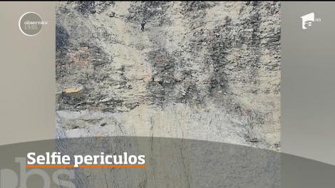 Două adolescente de 15 ani au fost salvate de pe marginea unei cariere adânci de 100 metri după ce au fost la un pas de moarte