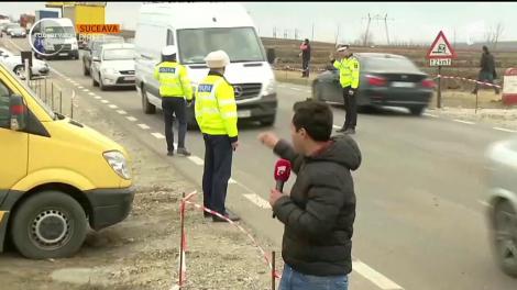 Mii de oameni au ieşit în stradă, astăzi, la ora 15 şi 15 minute, în semn de protest faţă de lipsa unei autostrăzi care să lege Moldova de restul ţării