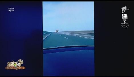Smiley News. Utilaj de deszăpezire care împrăștia sare și nisip, filmat pe Autostrada Soarelui. Afară erau 21 de grade!